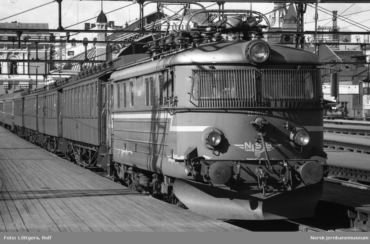 Elektrisk lokomotiv El 11 2146 med persontog 107 til Østfoldbanen på Oslo Østbanestasjon.