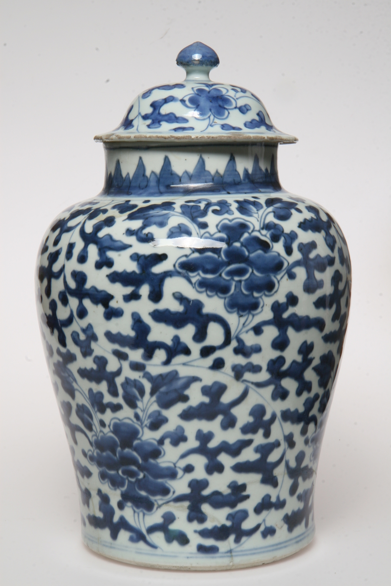 Porselen, mørkeblå blomsterranker på lyseblå bunn. Samme som AS.310599-AS.310600. Restaurert (sprekker).