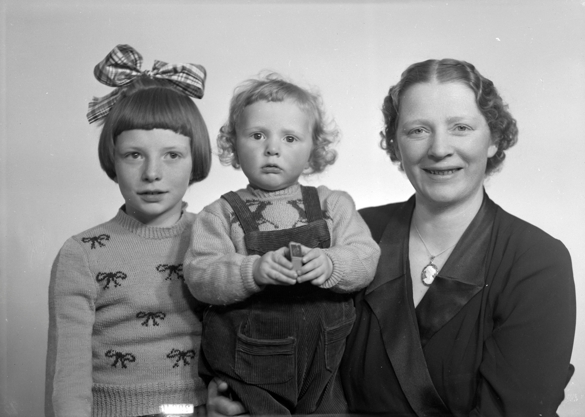 Eva Lilland med barna Anne og Eirik