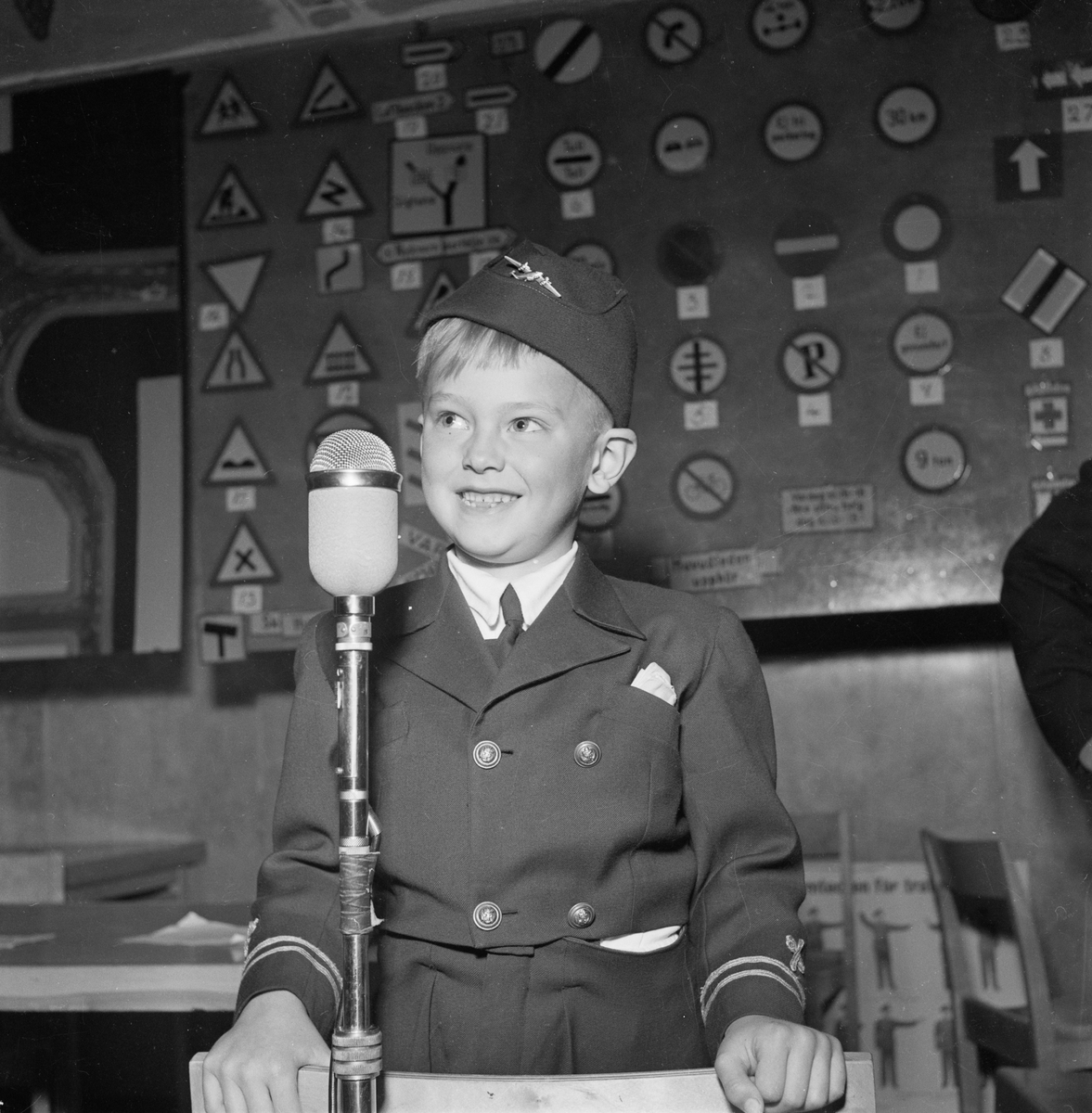 Utställning om linjetrafik - pojke i uniform, Uppsala 1952