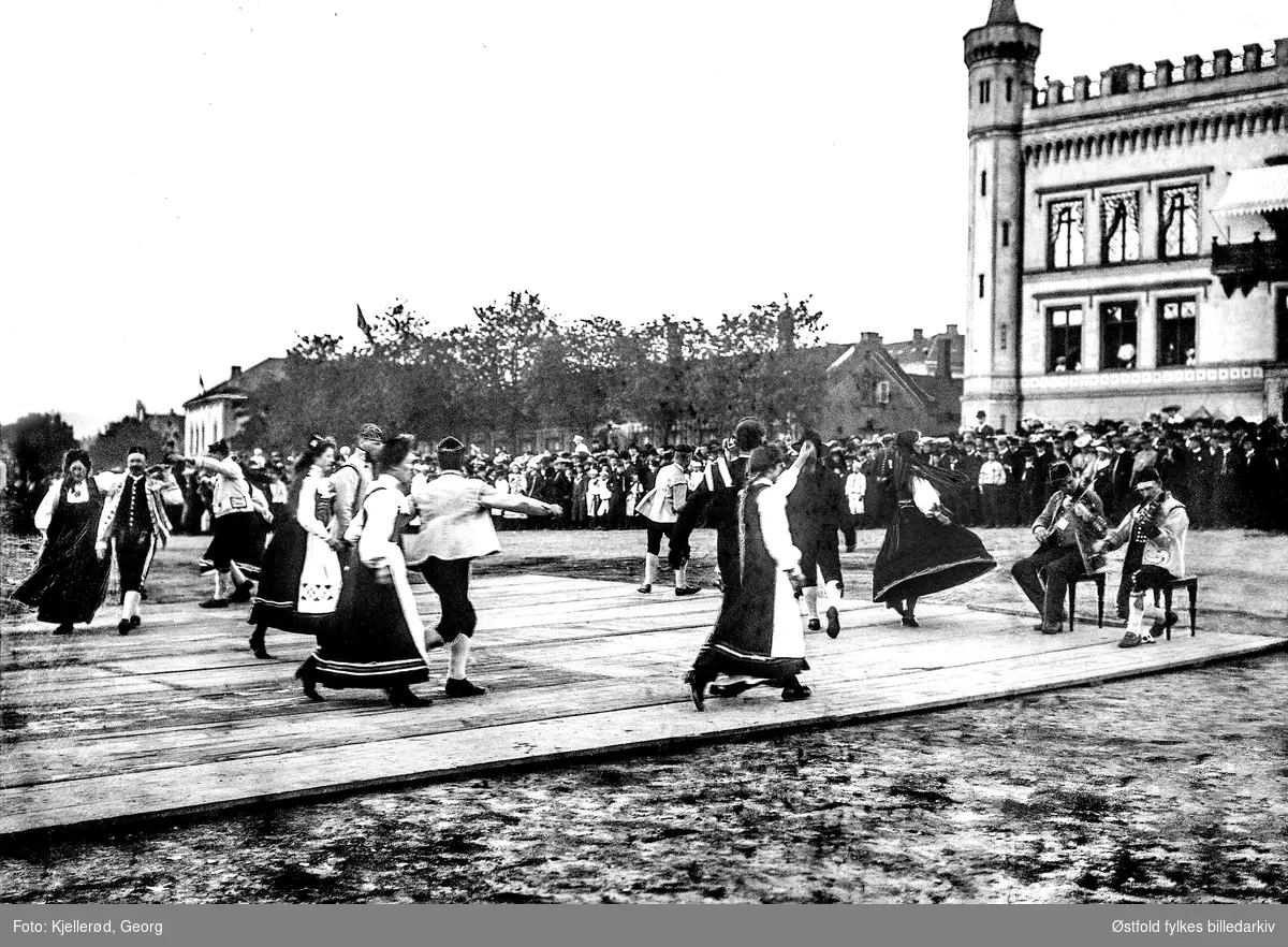 Akershus slott og festning. Festningsplassen og kommandantboligen.
17. mai 1905. Leikarring (BUL)  danser på en platting, spelemenn på fele.