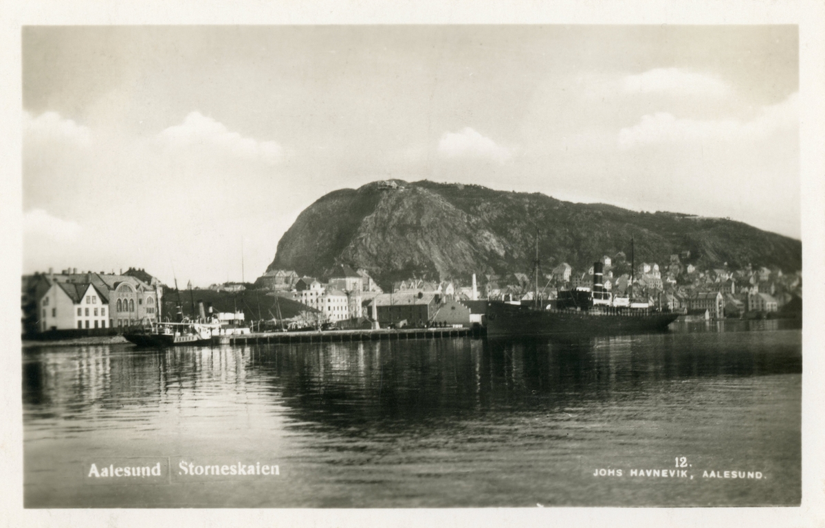 Oversiktsbilde av Ålesund med Storneskaia der det ligger et større dampskip til kai.