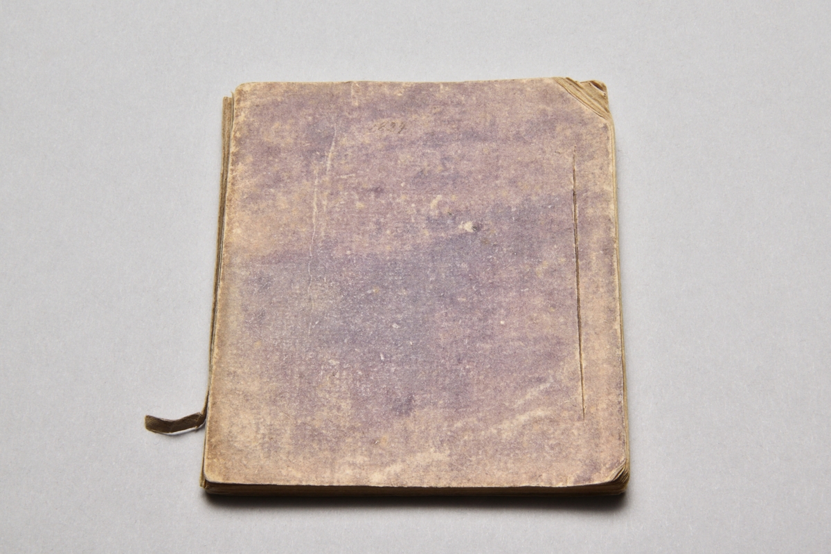 Almanacka från 1824 med omslag av marmorerat papper, lila.
