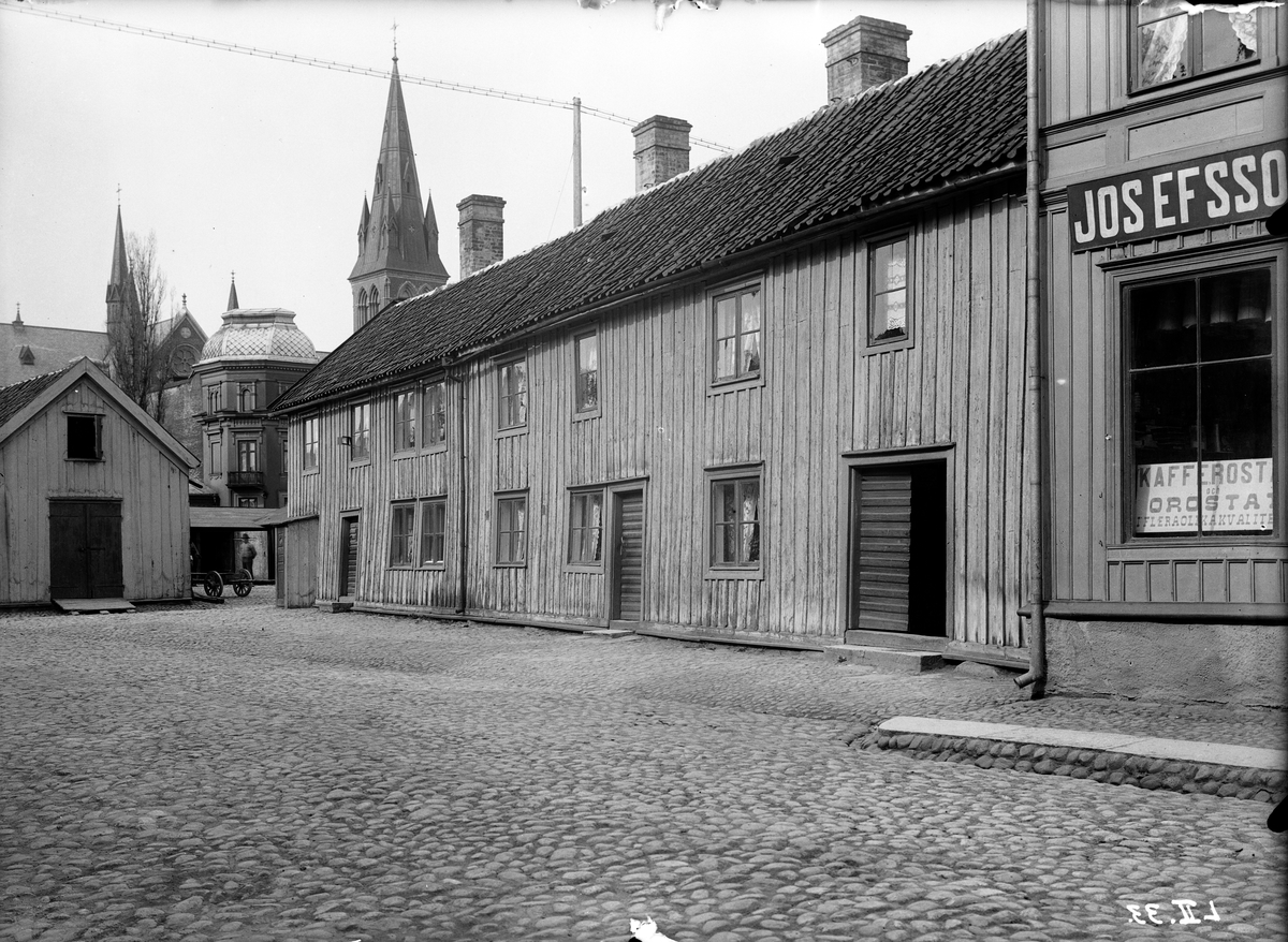 Lilla Trädgård i Jönköping, som blockerade Skolgatans sträckning. Sofiakyrkans och Viktoriahusets torn ses i bakgrunden. Längst till höger ligger "Josefsson & Fohrman Speceri- och diversehandel".