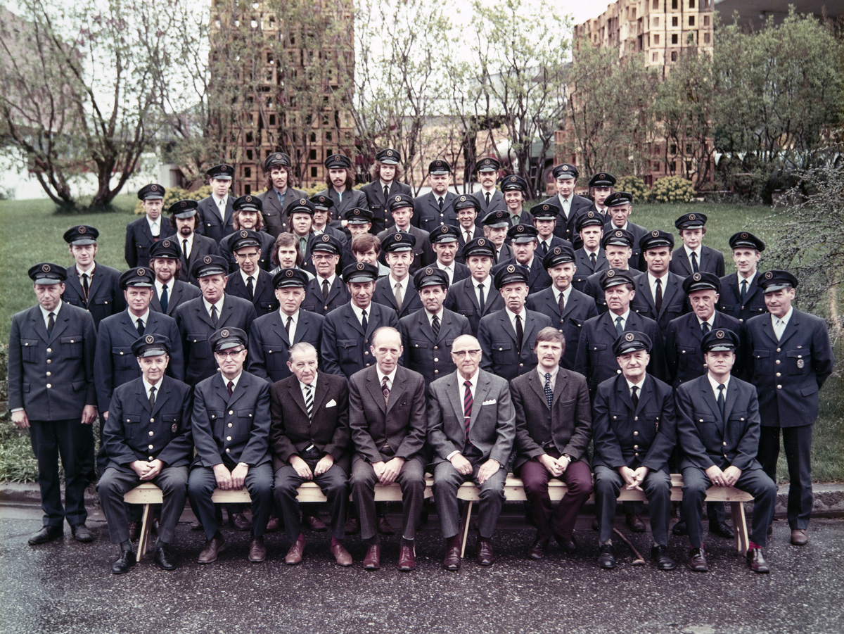 Vinmonopolet. Transportavdelingens ansatte, 1968. Bildet er tatt i anledning avdelingens 45-årsdag. 