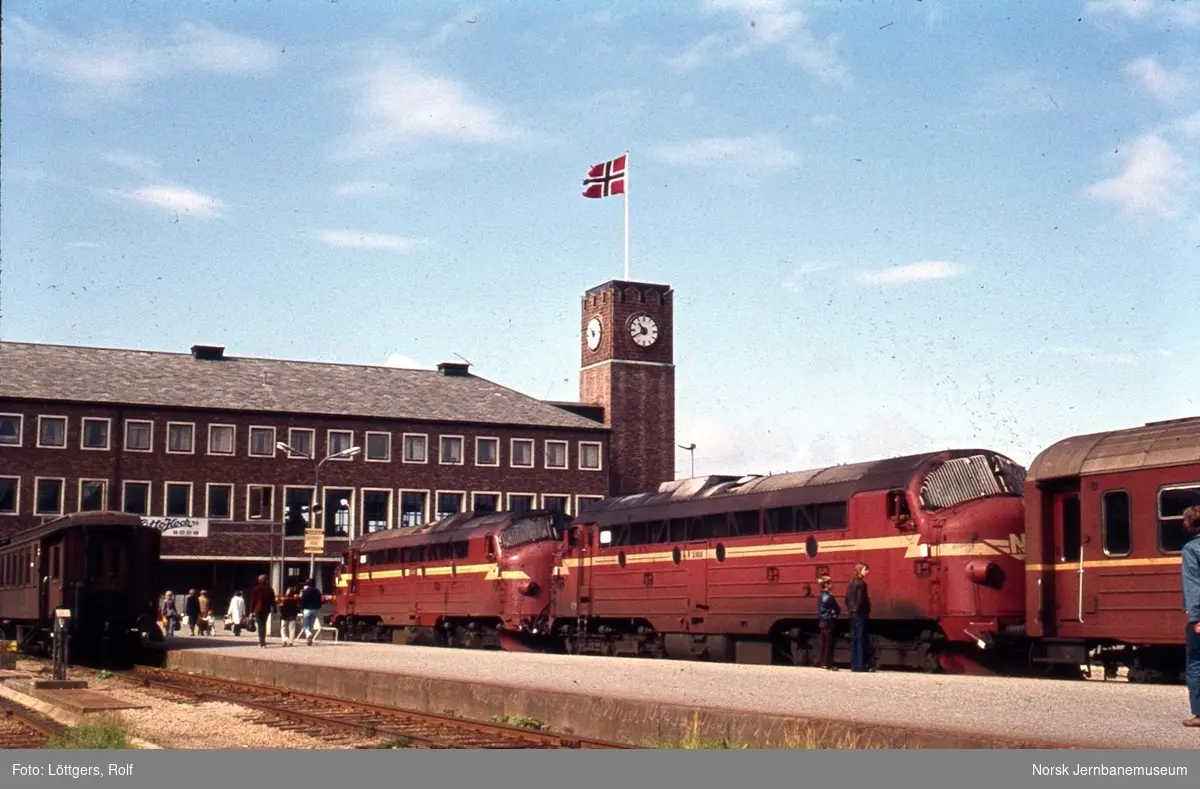 Diesellokomotiv  Di 3 630 og Di 3 605 med nattoget fra Trondheim, tog 455, på Bodø stasjon. Den fremste vognen i toget, en kafeteriavogn, ble koblet til i Mo i Rana