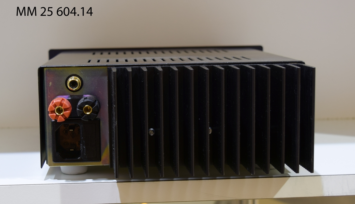 Slutförstärkare, 2 st, av märket Sentec, Monopower amplifier (PA-9). Svarta rektangulära apparater.