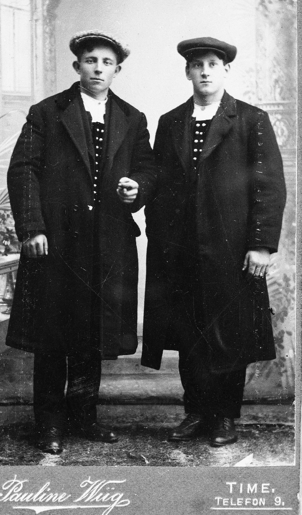 Jon Skrudland og Stein Ødegård i frakk og sixpence. Bilete frå ca 1915.