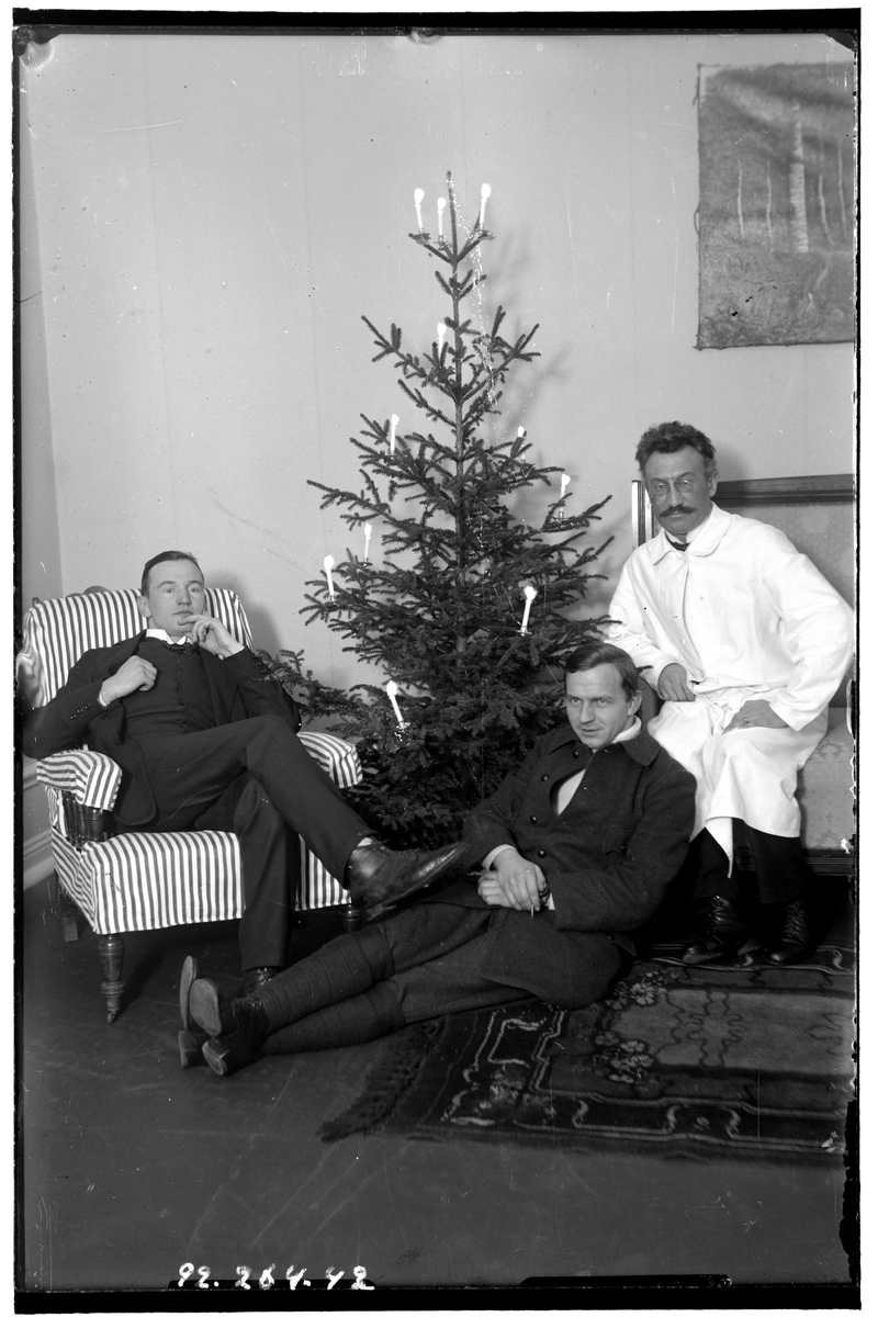 Hålahults sanatorium, interiör, tre män vid julgran, manen i vit rock underläkare A. Hayne 1/9 1914 - 31/1 1915