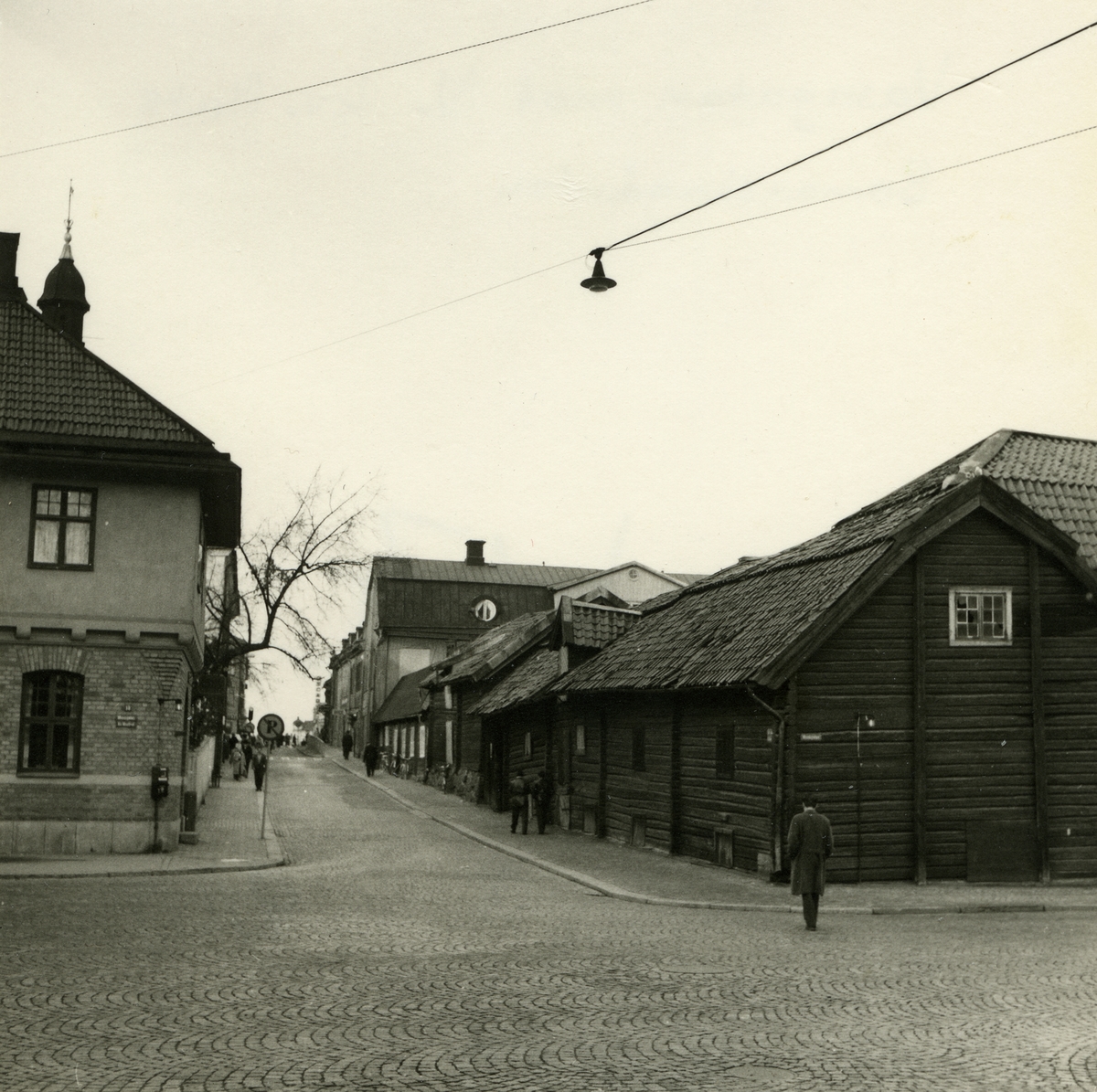 Västerås. Vasagatan mot norr, med del av Vasarestaurangen till vänster
och Bomanska gården till höger. 1959.