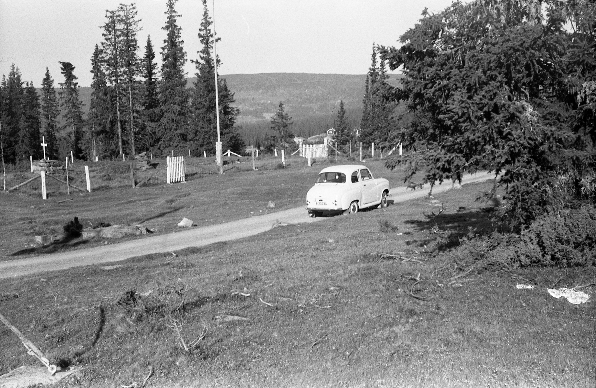 Bilen til Ole Majer fra Lensbygda parkert ved Kyrkjesletta i Steinsetbygda (Skrautvål) i Nord-Aurdal. Dette skal ifølge gamle overleveringer være et gammelt kirkested der det kanskje har stått ei stavkirke. Sikkert er det at stedet rundt 1930 ble restaurert av bønder som hadde støl i området (Dalen). Bl.a. finnes det nå et steinalter, og stedet brukes som friluftskirke. Bildet er fra 1960.