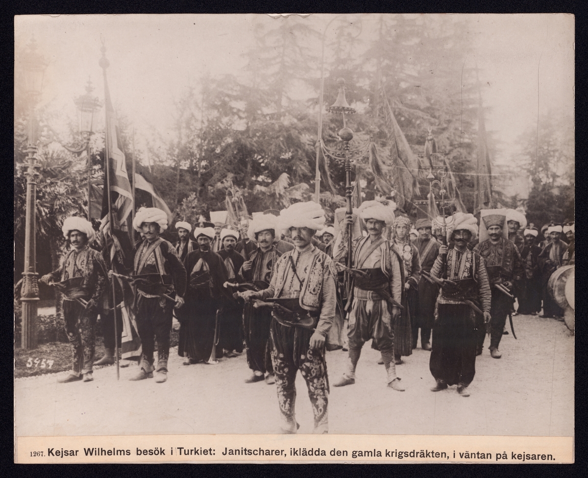 Bilden visar turkiska soldater i praktfulla orientaliska dräkter som har tagit uppställning inför ett statsbesök av den tyske kejsaren.