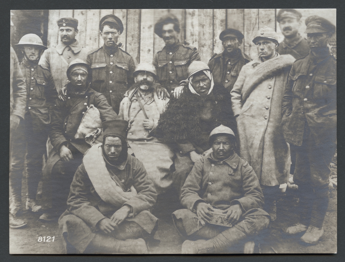 Bilden visar en grupp tillfångatagna soldater i vinterkläder.

Originaltext: "I de hårda striderna vid Chauny-Coucy-le Chateau av tyskarna tagna fångar."