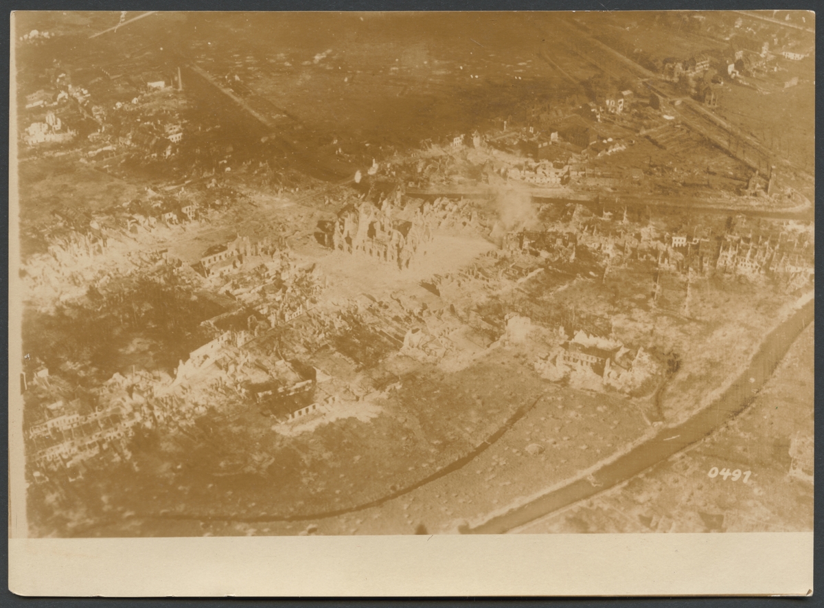 På bilden syns ruiner av en förstörd stad efter häftig artillerield.