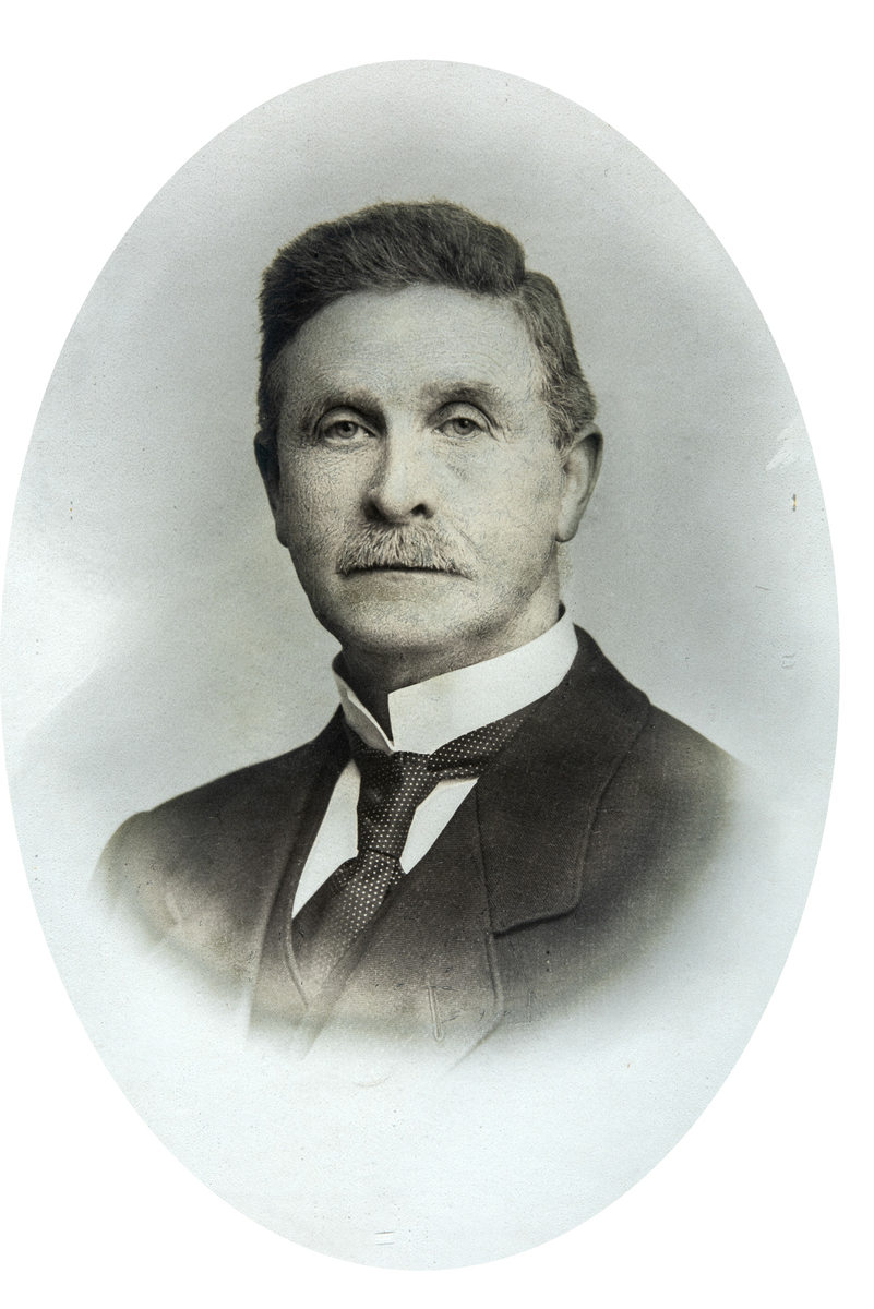 Styreleder for Atlungstad brenneri, Jens Jemblie.

F. 1864 - d. 1944. Formann i direksjonen 1914-18. Medlem av direksjonen 1911-14. Bestyrer en kort periode i 1913.