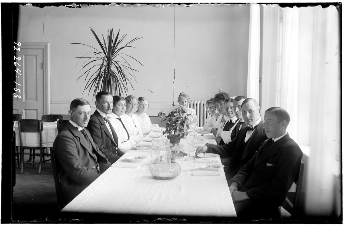 Hålahult sanatorium, interiör, åtta kvinnor, fem män, runt ett matbord,matsalen?