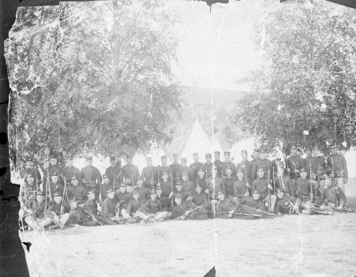 Repro: Soldatsamling på Jørstadmoen under mobilisering i 1905.