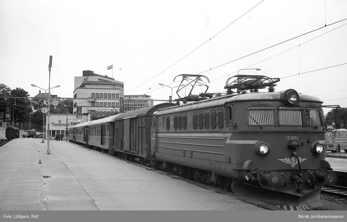 Elektrisk lokomotiv El 13 2161 med dagtoget til Oslo V, tog 702, på Stavanger stasjon.