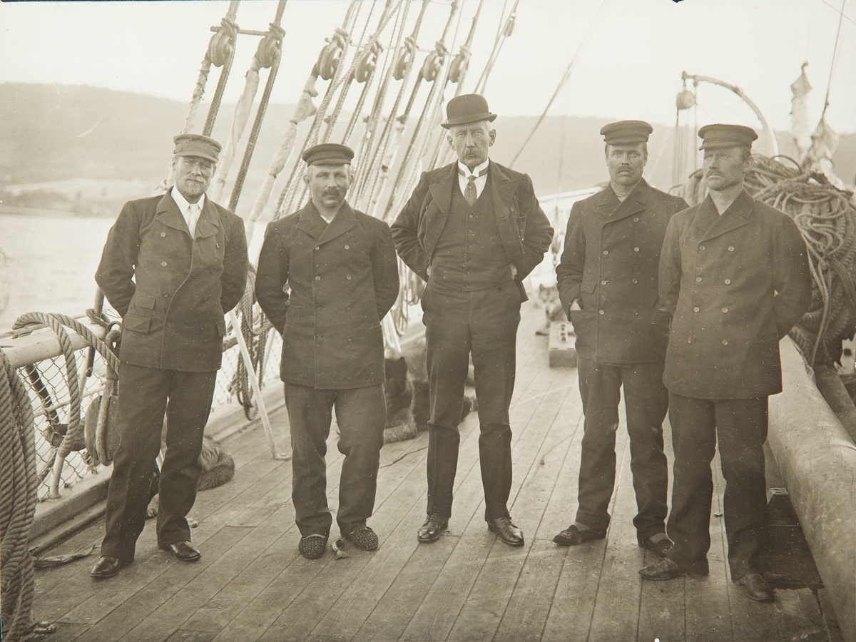 Roald Amundsen og 4 menn på båtdekk