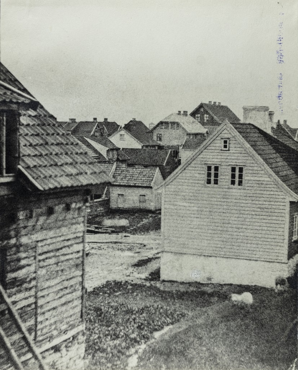 Midt i byen, omkring 1871.