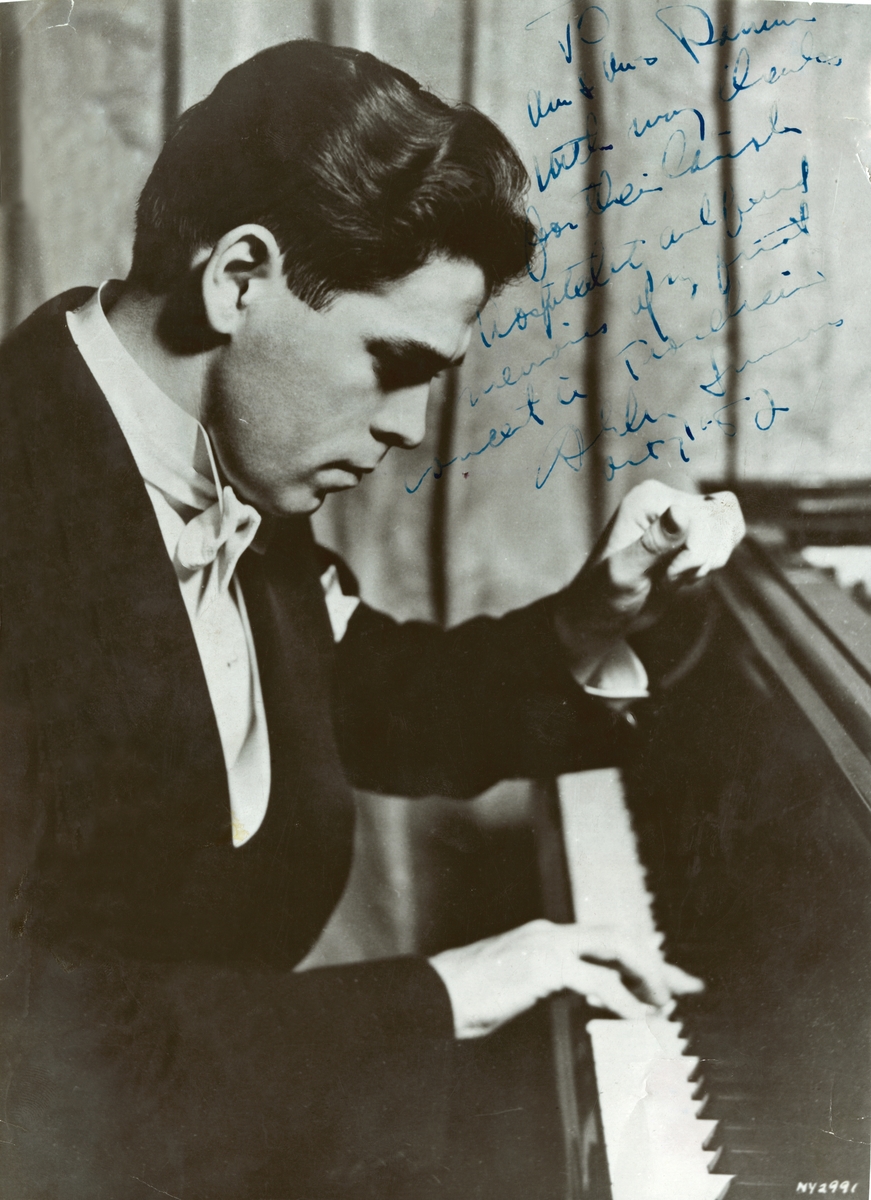 Fra Olaf T. Ranum's "kunstnervegg". Bildet viser den amerikanske pianisten Abbey Simon.
Teksten er datert 1952.
