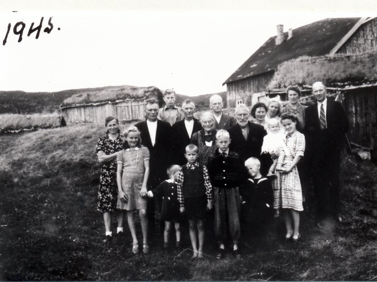Kristianne og Kristoffer Olsen, Stangnes, med barn og barnebarn. Tranøy 1945