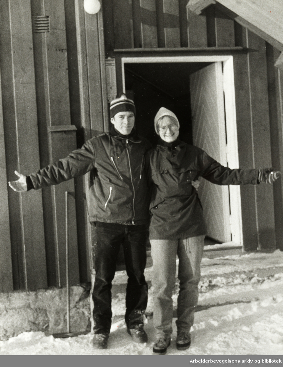 Nordmarka: Katnosa / Spålen. Løypebas Petter Biong skal sammen med sin kone Anne sørge for serveringen på Katnosa. Januar 1981
