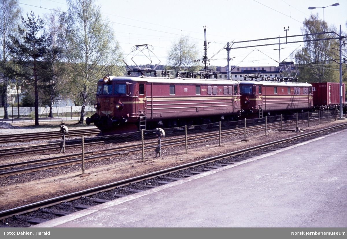 Elektriske lokomotiver type El 13, nærmest 2121, med godstog fra Oslo til Stavanger på Kongsberg stasjon.