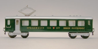 Modell av tysk restaurangvagn. Grönmålad.
Sidotext: SPEISEWAGEN  WAGON RESTAURANT.
Vagnen försedd med strömavtagare på taket.
