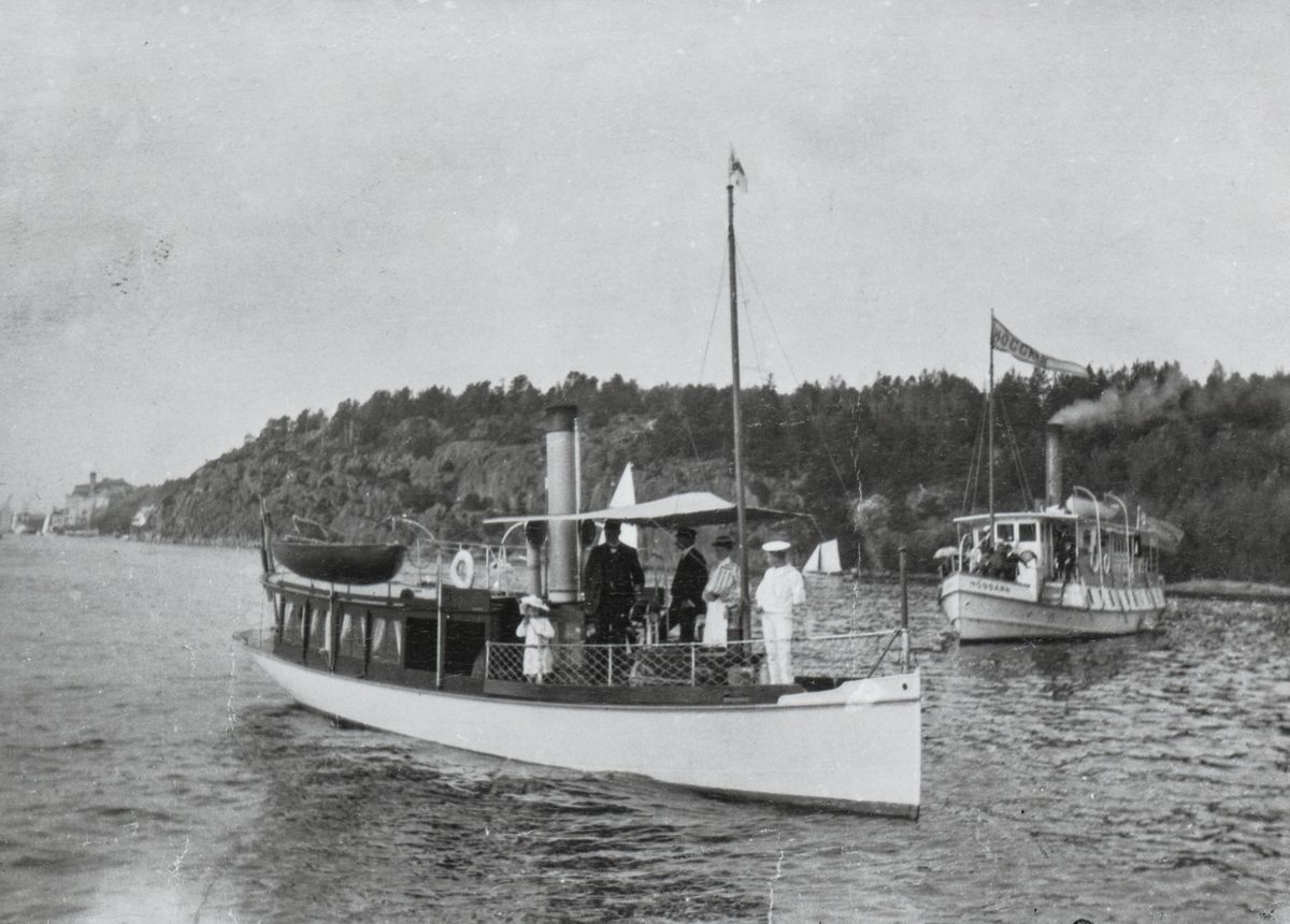Ånglustyachten Edda samt ångbåten Höggarn, fotograferade någon gång mellan 1901-1908. I bakgrunden syns Rindöbaden som förstördes i en brand år 1908.