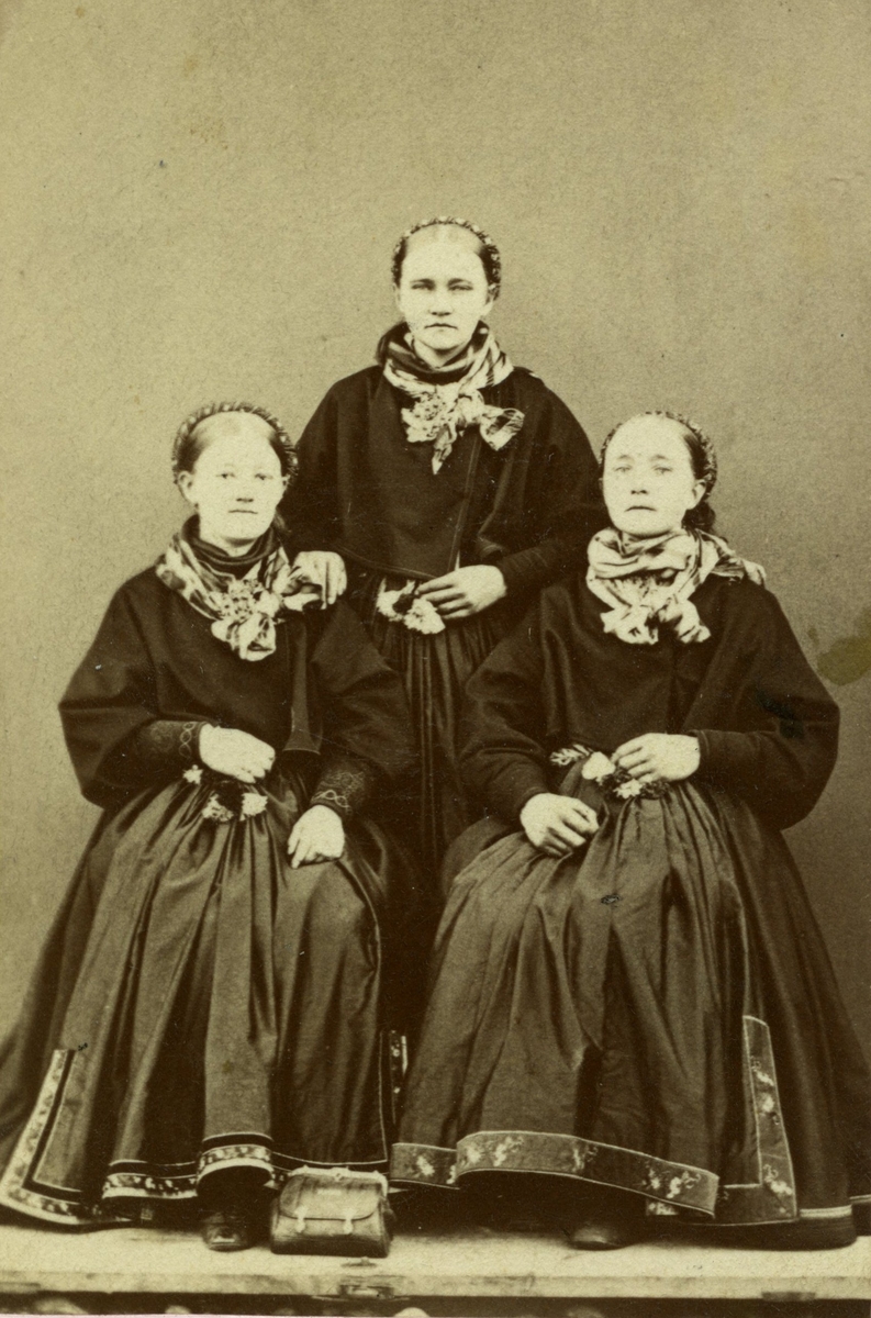 Ungdomsfoto av Tella Jongsås, Margit og Hilleborg Prestholt