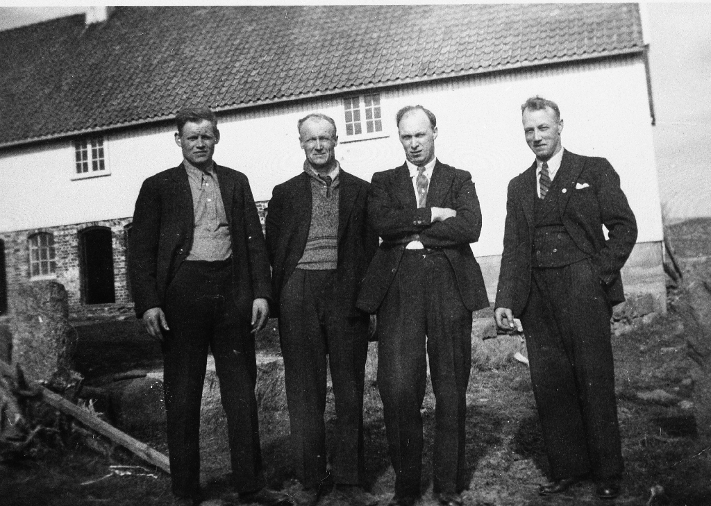 4 brør framfor uthusbygningen på garden til Rudolf Kluge. F. v. Rasmus Kluge, Hans Orstad, Ole Orstad og Kristen Orstad.