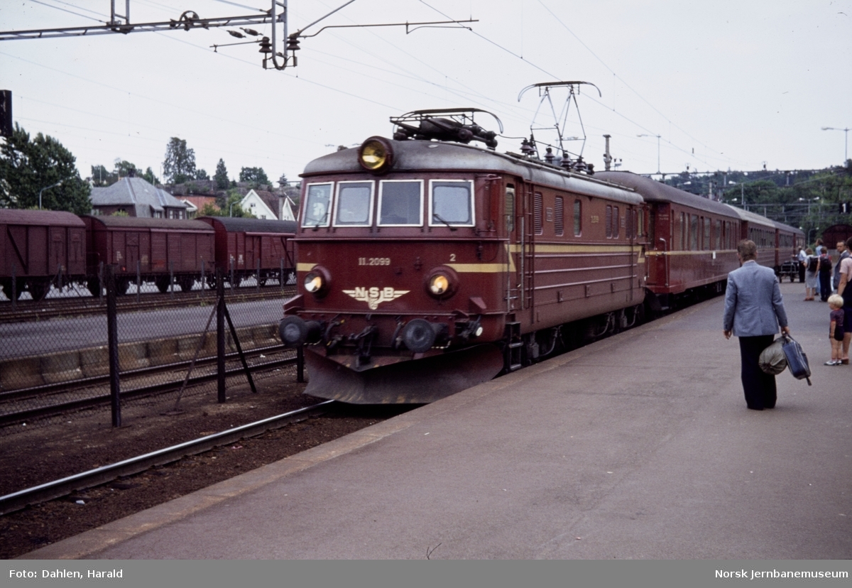 Elektrisk lokomotiv El 11 2099 med persontog på Kongsberg stasjon