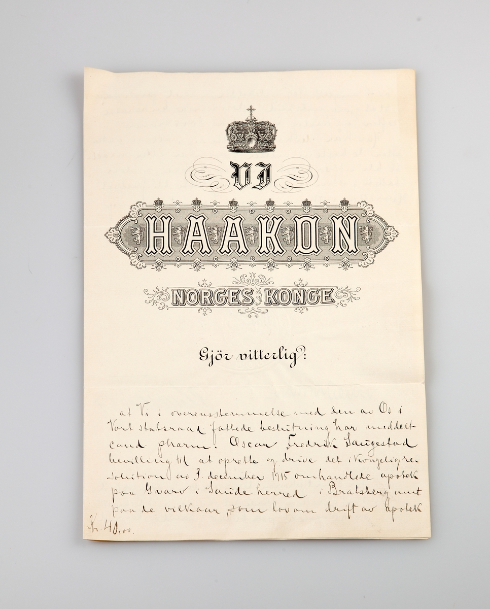 To bevillingsbrev til apoteker Oscar Fredrik Saugestad. Det ene fra 12. mai 1916 og det andre fra 7. mai 1926.
Begge bevillinger er gitt av Kong Haakon.
Bevillingen fra 1916 er til opprettelsen av Gvarv apotek.
Bevillingen fra 1926 er til opprettelsen av apoteket Hvalen i Tønsberg,
Rikets segl og kongens underskrift er på forsiden av bevillingen fra 1926.
Rikets segl og kongens underskrift er på side 2 i bevillingen fra 1916.