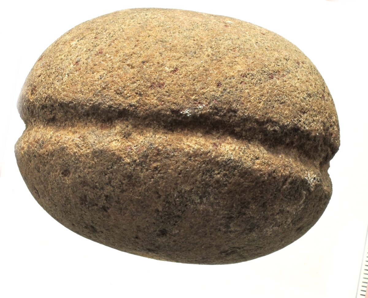 Garnsenke, dannet av en sirkelrund rullestein av brunlig bergart av typen O. Nordgaard: TVSS 1908, nr. 1, fig.46 b. Godt bevart. 