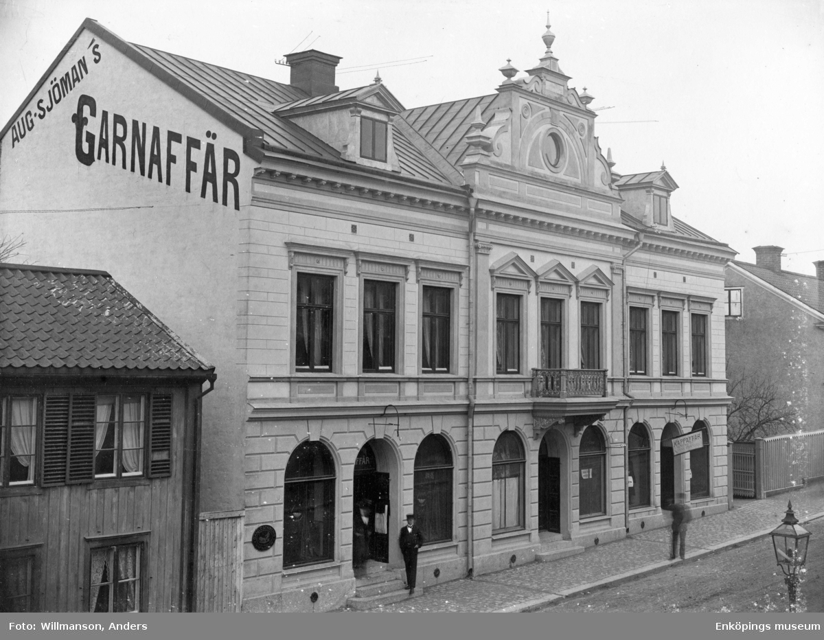 Rikt dekorerad kassaapparat, cirka 1915. Kassaapparaten har funnit i August Sjömans Garn- och Manufakturaffär på Kyrkogatan 16.