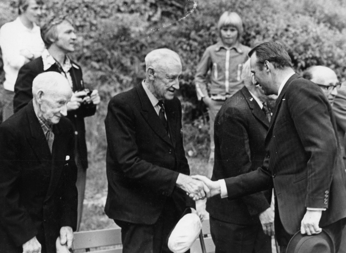 Kronprins Harald hilser på Tor Kivle. Normandius Karlsen til ventre. 13.06.1975