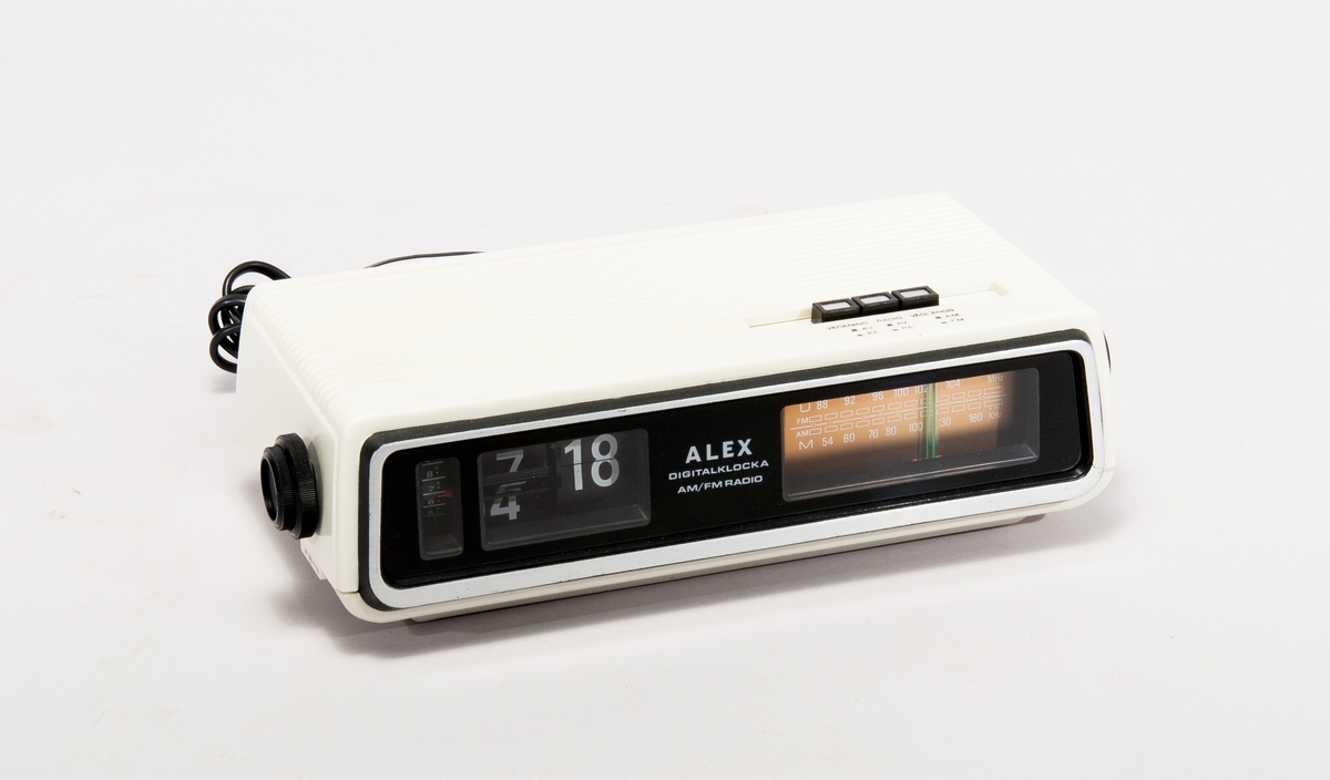 Klockradio, M/AM radiomottagare med digital tidvisning, s.k. "Blädderklocka" .
ALEX digitalklocka namn Prelude modell: 24421, serie nr: 76-111350.