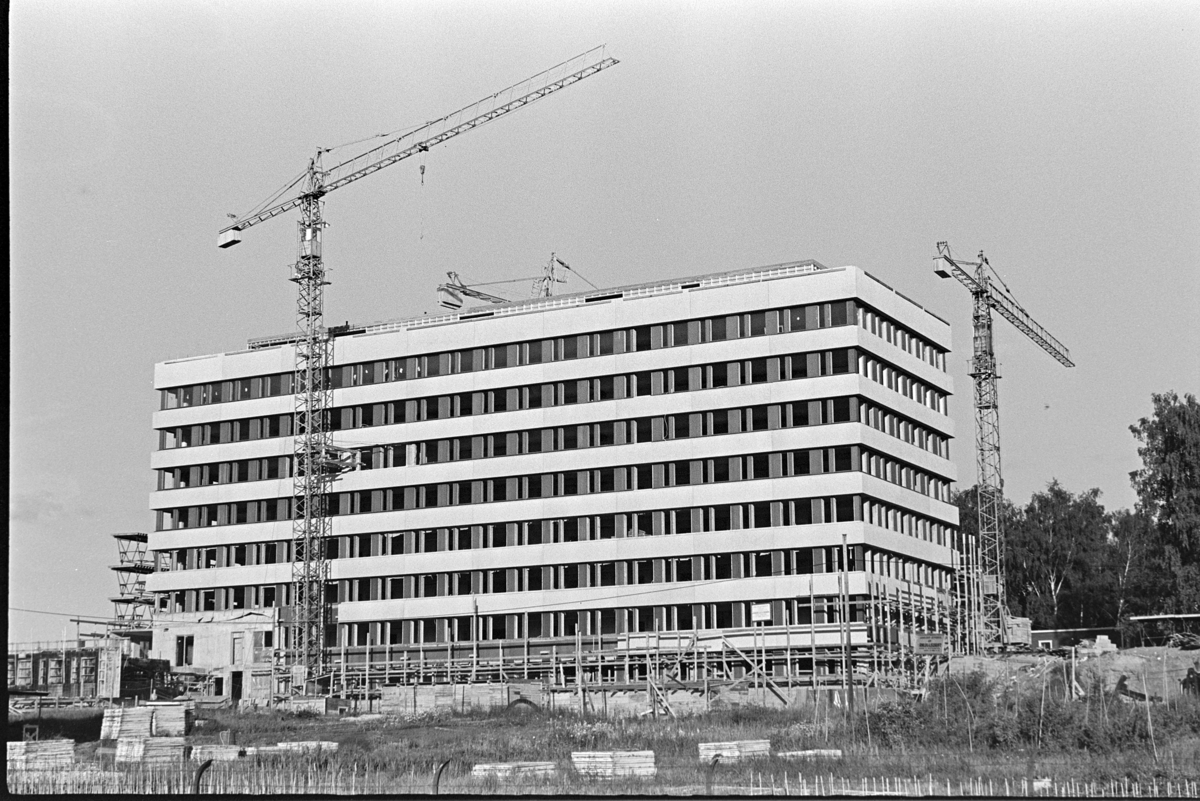 Hedmark Fylkeshus under oppføring, byggekran, "Fylkeshuset", Hamar.