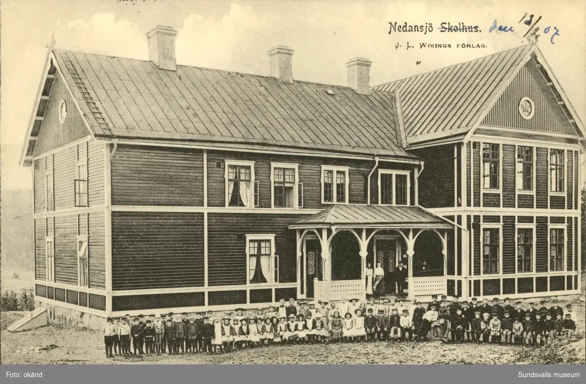 Vykort med motiv över skolhuset i Nedansjö.