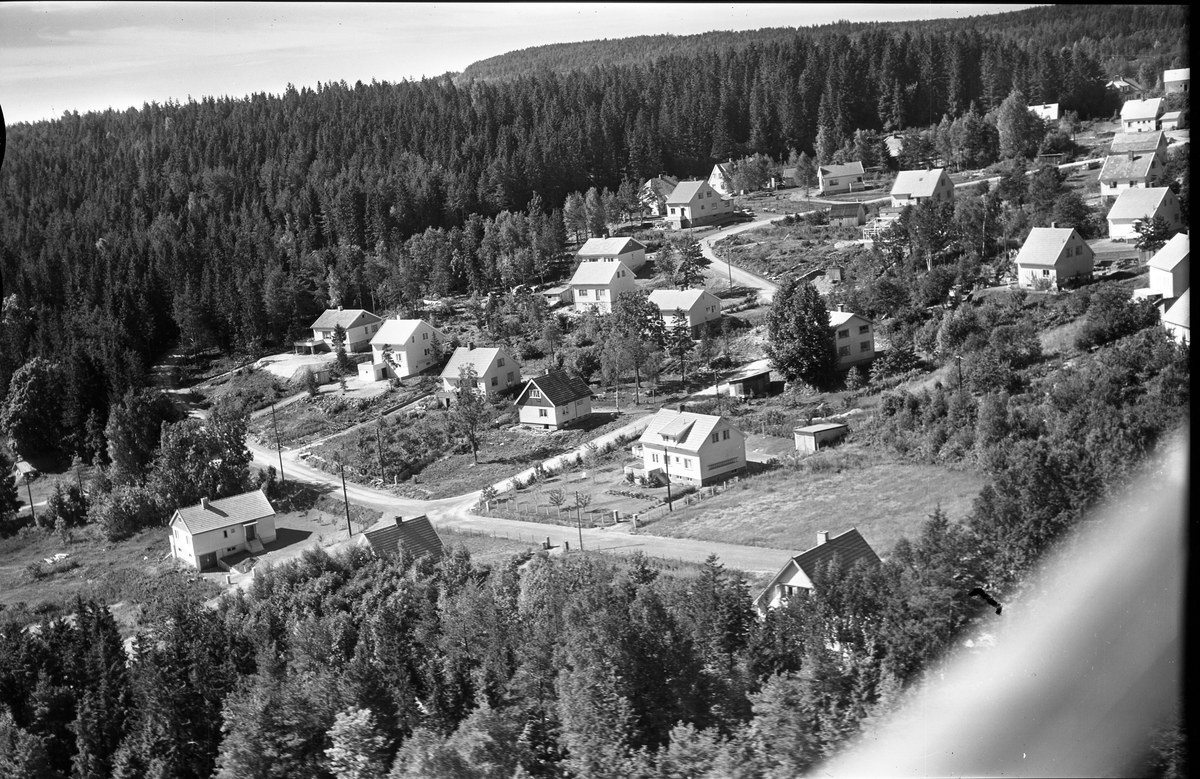 Flyfotoarkiv fra Fjellanger Widerøe AS, fra Porsgrunn Kommune. Løvsjø, Heistad. Fotografert av J. Kruse 08.08.1959.