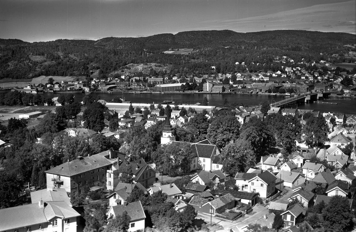 Flyfotoarkiv fra Fjellanger Widerøe AS, fra Porsgrunn Kommune. Østsiden Kirke. Fotografert av J. Kruse 08.08.1959.