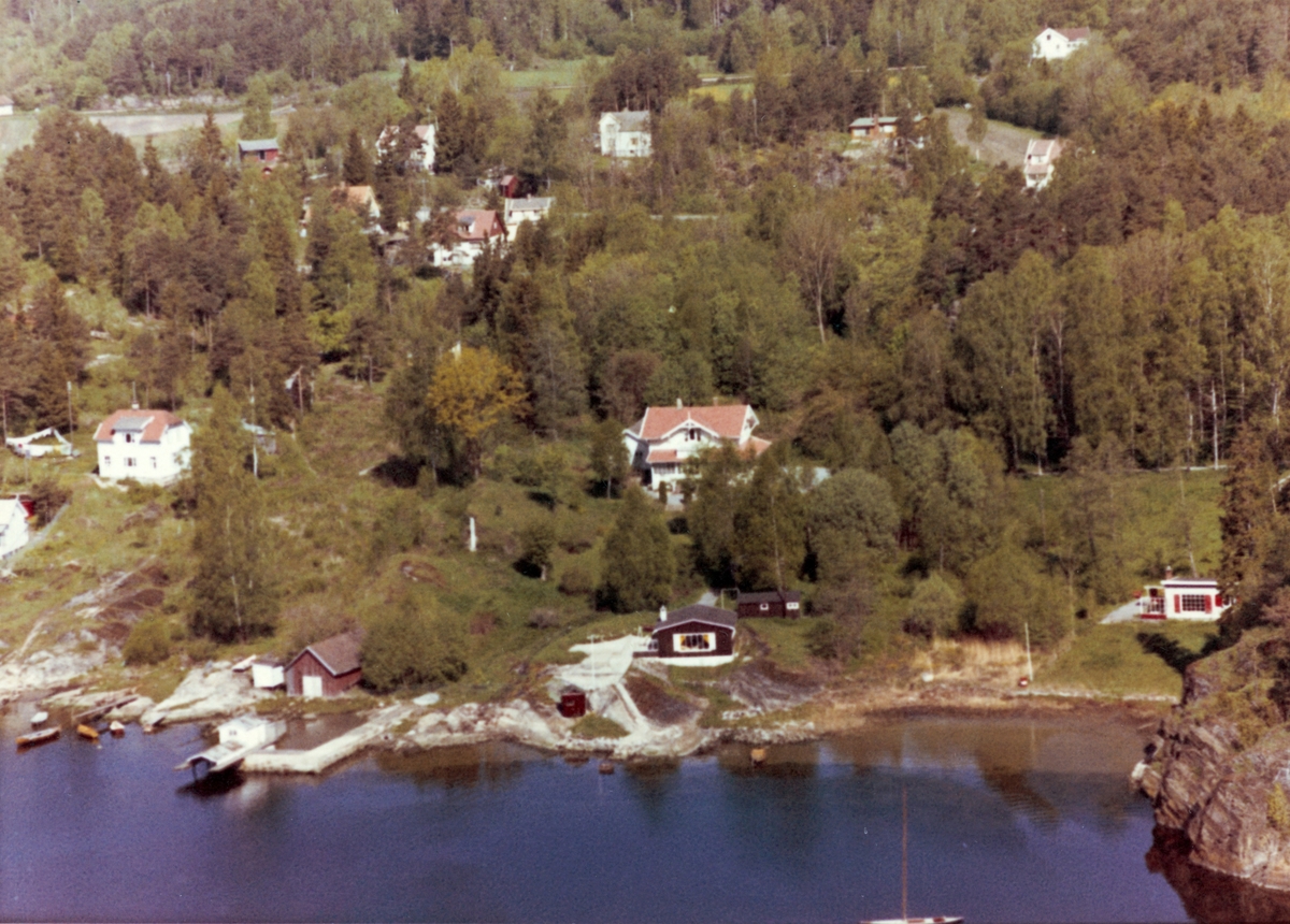 Flyfotoarkiv fra Fjellanger Widerøe AS, fra Porsgrunn Kommune, Skjelsvik. Fotografert 04.06.62