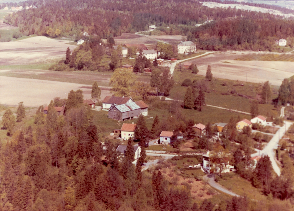 Flyfotoarkiv fra Fjellanger Widerøe AS, fra Porsgrunn Kommune, Nystrand- Tveten I bakgrunnen det som idag er Grenland Folkehøyskole. Fotografert 04.06.62
