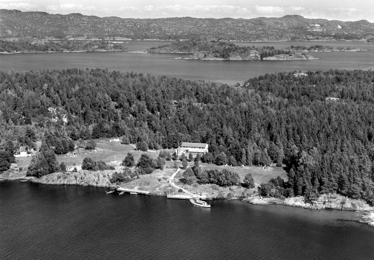 Flyfotoarkiv fra Fjellanger Widerøe AS, fra Porsgrunn Kommune. Herøya Arbeiderforenings feriested Bjørkøya  . Fotografert 27.07.1963 av Edmond Jaquet