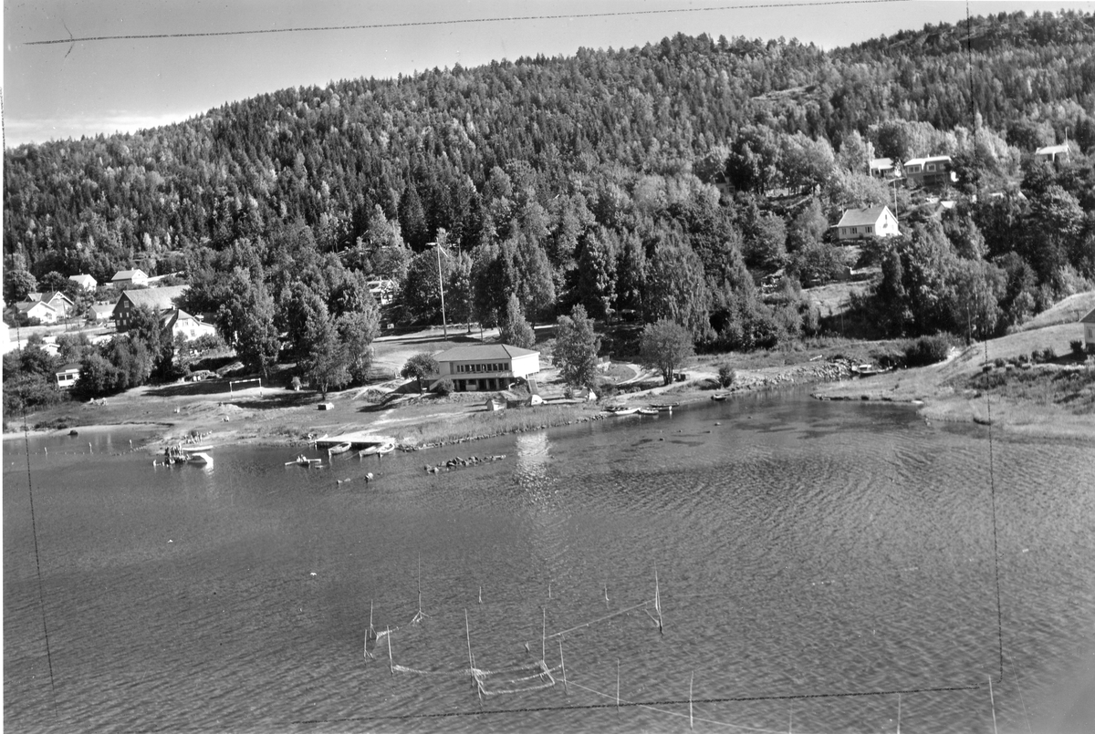 Flyfotoarkiv fra Fjellanger Widerøe AS, fra Porsgrunn Kommune. Røra Badeplass, Bergsbygda. Fotografert 08.08.1959. Fotograf J Kruse