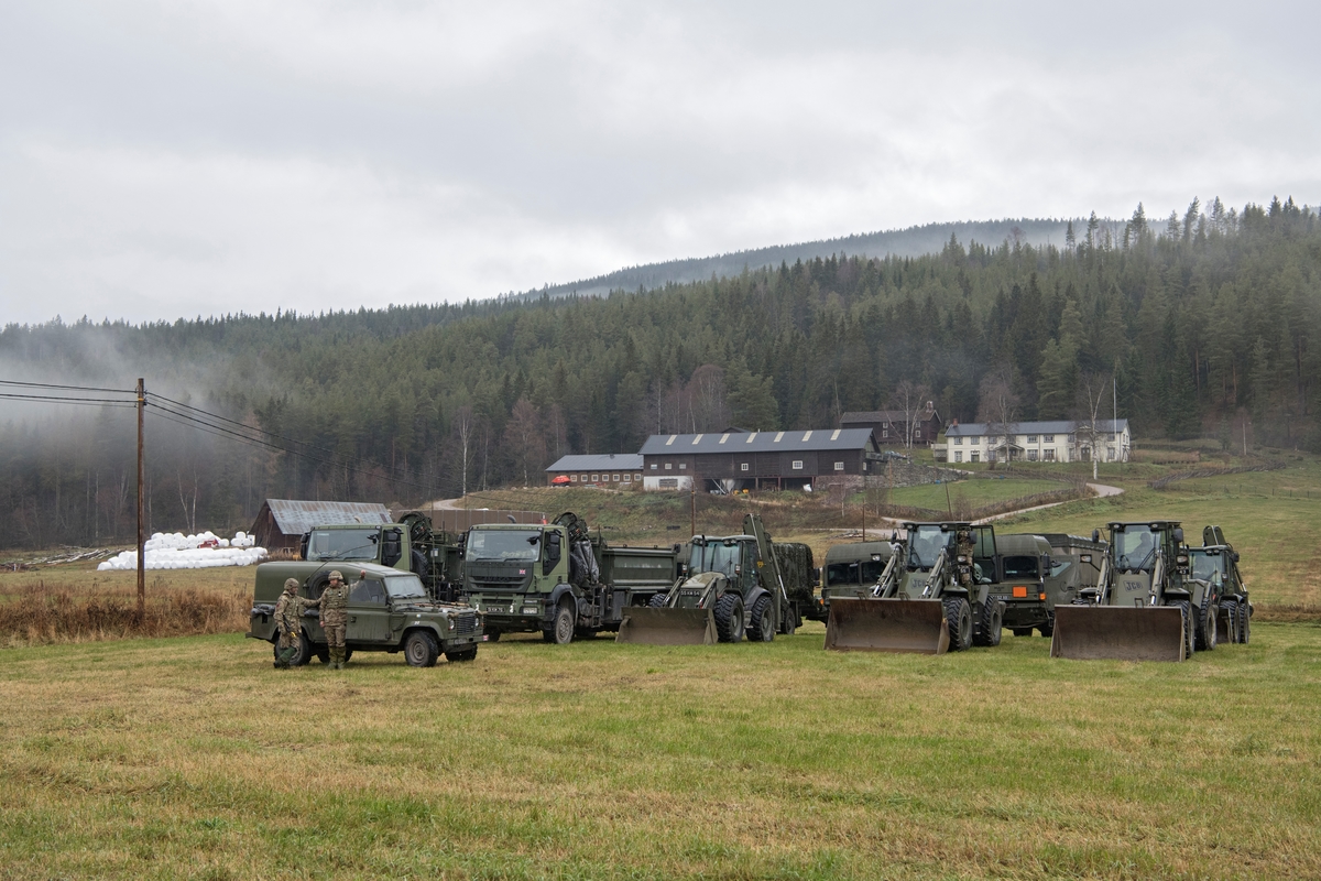 Fra Nato-øvelsen Trident Juncture, hvor soldater fra Nato-alliansen øvde sammen på å forsvare Norge. Millitære kjøretøy på et jorde ved gården Fonnaas ved Elvål i Øvre Rendal, Hedmark.