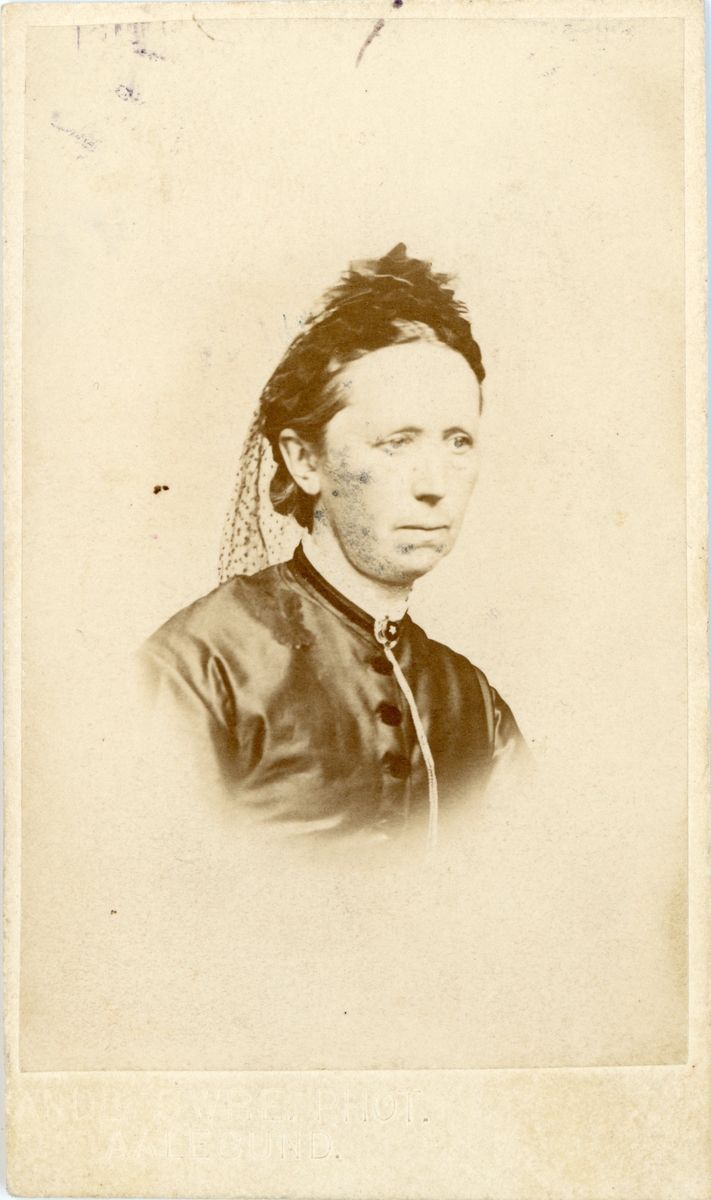 Portrett av ei kvinne, fru prost Rolland f. Olsen.