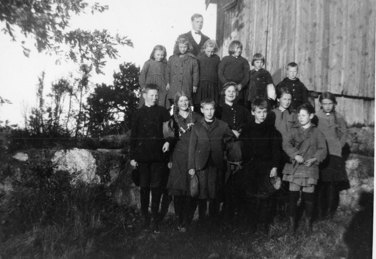 Bærøy skole, lærer K.Helle, 1924.