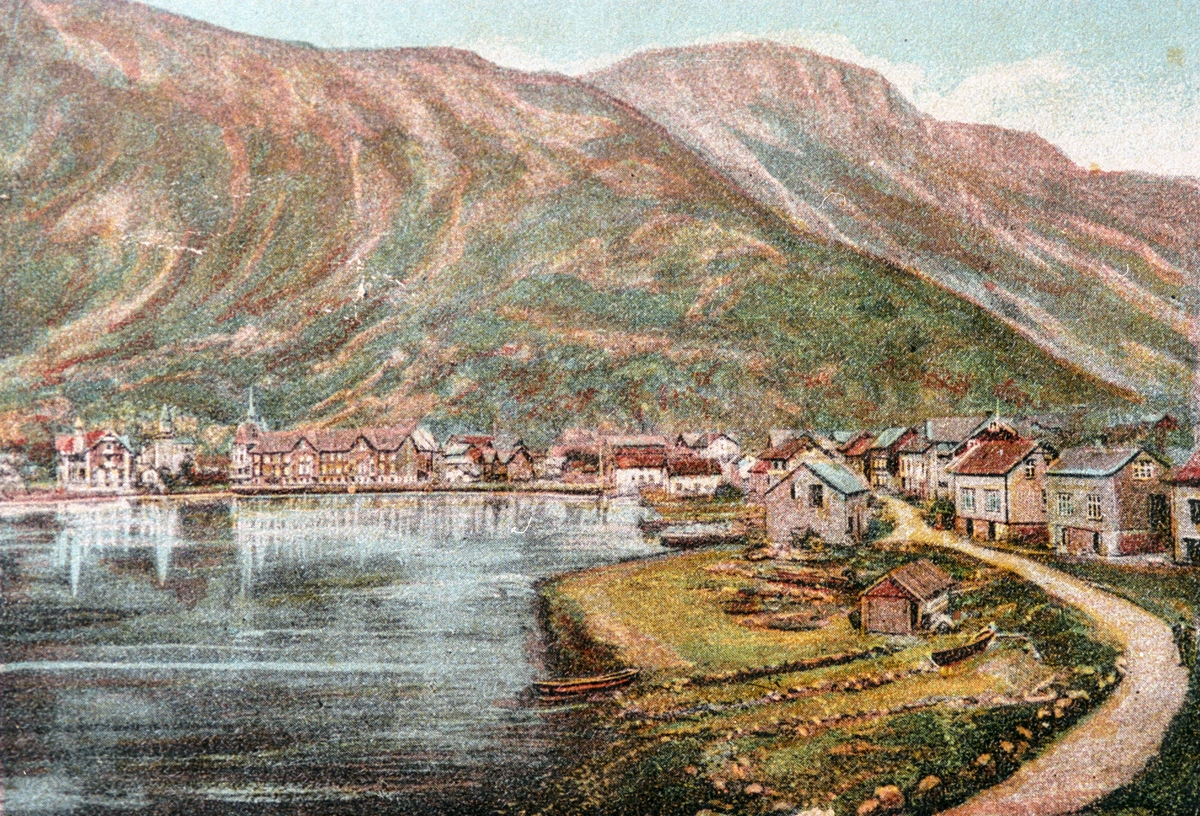 Fargelagt foto frå 1900 - 1905 som viser Odda sentrum. 